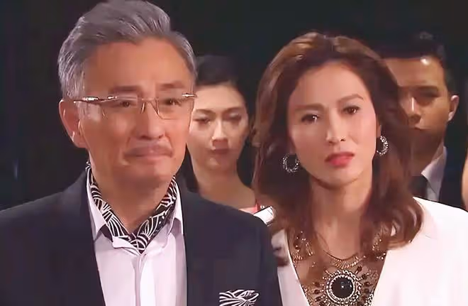TVB男星做核酸被偶遇，與妻子手牽手太恩愛，20年前已在廣州買房