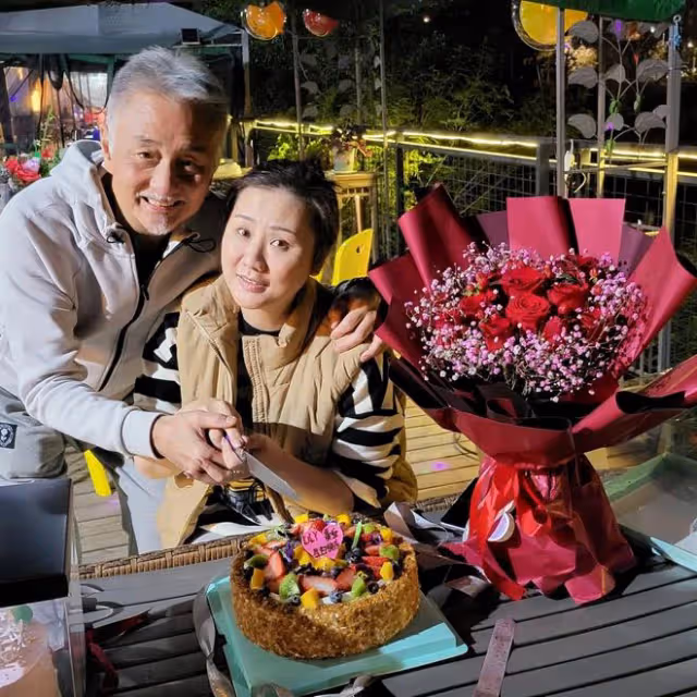 TVB男星做核酸被偶遇，與妻子手牽手太恩愛，20年前已在廣州買房