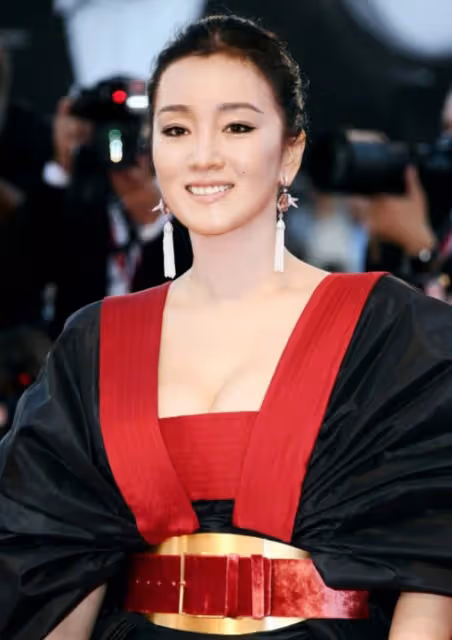 當小三8年無果！女星「再嫁70歲富尪」靠一張紙秒點頭　「一生情路曲折」終覓得良緣