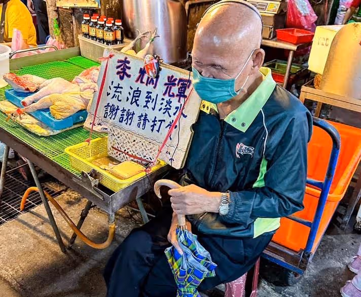 市場遇73歲李炳輝！淡水菜場賣唱，他驚「真的認不出」心疼掏光百元鈔打賞，網淚：一定要加油！