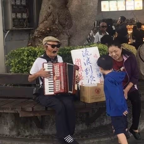 市場遇73歲李炳輝！淡水菜場賣唱，他驚「真的認不出」心疼掏光百元鈔打賞，網淚：一定要加油！