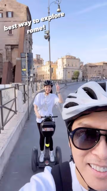 甄子丹一家三口騎滑板車游羅馬！模特老婆秀美腿，小兒子顏值吸睛