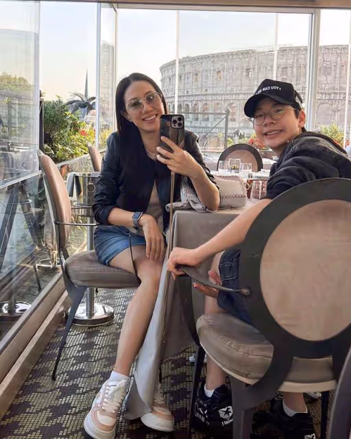 甄子丹一家三口騎滑板車游羅馬！模特老婆秀美腿，小兒子顏值吸睛
