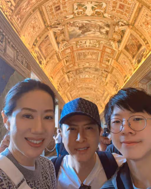 甄子丹一家三口騎滑板車游羅馬！模特老婆秀美腿，小兒子顏值吸睛