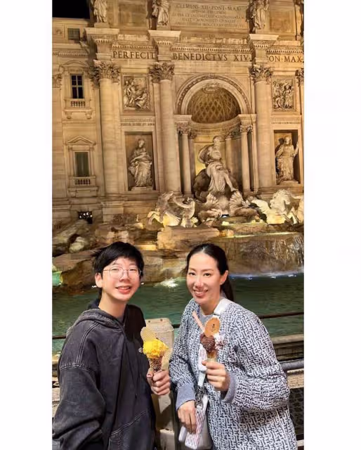 甄子丹一家三口騎滑板車游羅馬！模特老婆秀美腿，小兒子顏值吸睛