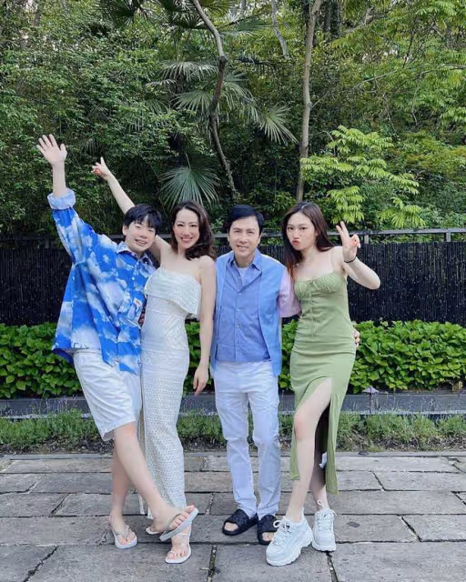 甄子丹一家三口騎滑板車游羅馬！模特老婆秀美腿，小兒子顏值吸睛