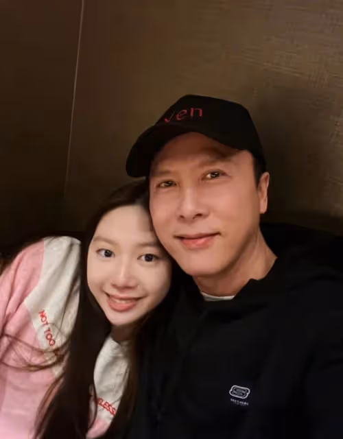 甄子丹一家三口騎滑板車游羅馬！模特老婆秀美腿，小兒子顏值吸睛