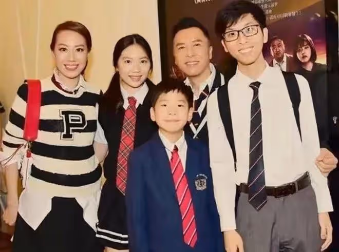 甄子丹一家三口騎滑板車游羅馬！模特老婆秀美腿，小兒子顏值吸睛