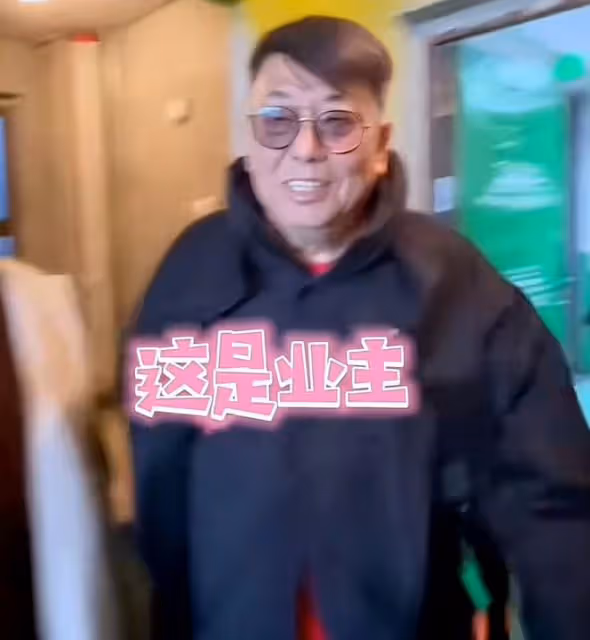 68歲港星定居內地開茶樓，小18歲女友罕見現身，兩人同框似父女