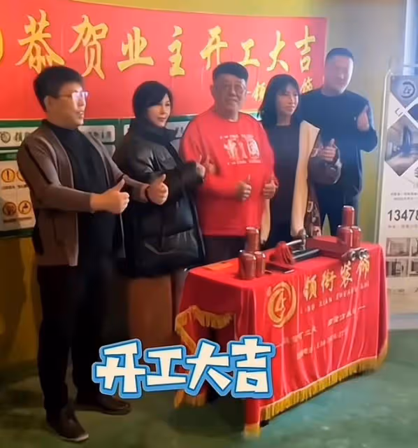 68歲港星定居內地開茶樓，小18歲女友罕見現身，兩人同框似父女