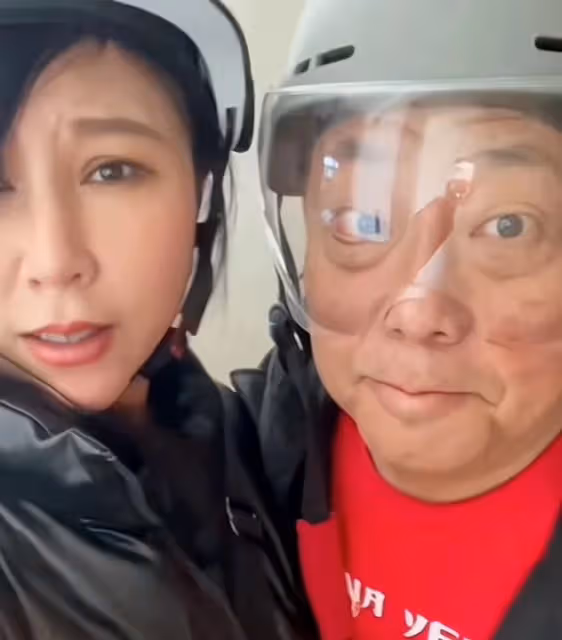 68歲港星定居內地開茶樓，小18歲女友罕見現身，兩人同框似父女