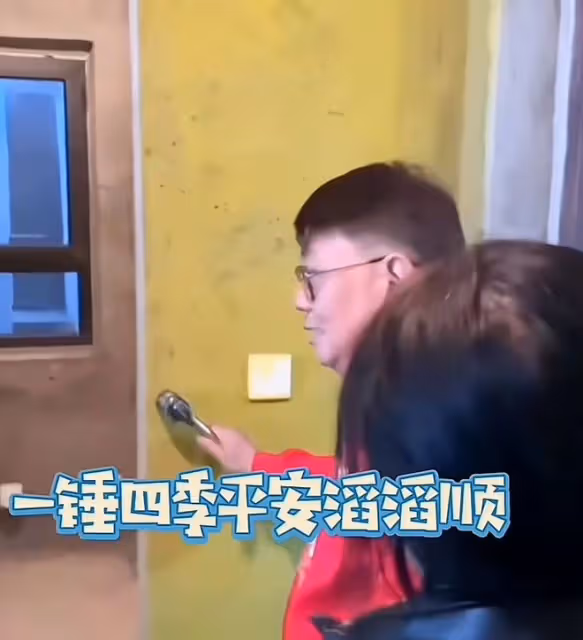 68歲港星定居內地開茶樓，小18歲女友罕見現身，兩人同框似父女