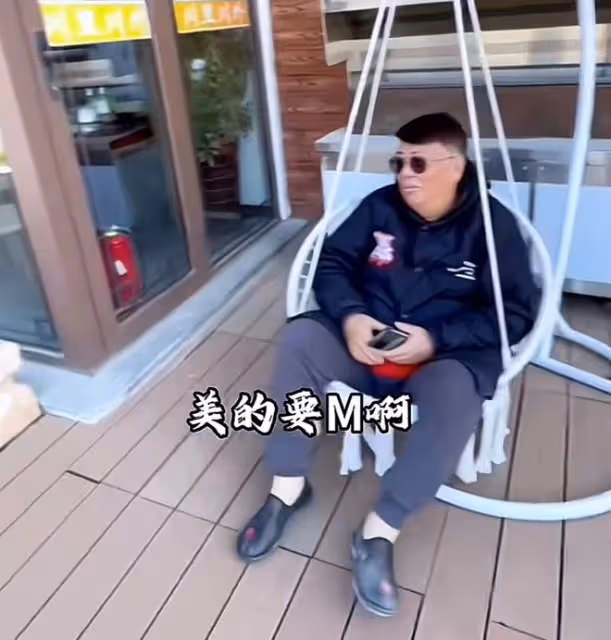 68歲港星定居內地開茶樓，小18歲女友罕見現身，兩人同框似父女