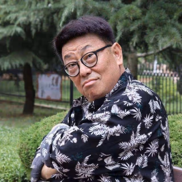 68歲港星定居內地開茶樓，小18歲女友罕見現身，兩人同框似父女