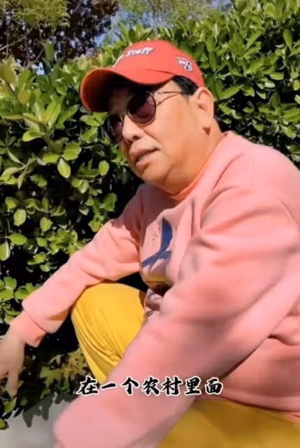 68歲港星定居內地開茶樓，小18歲女友罕見現身，兩人同框似父女