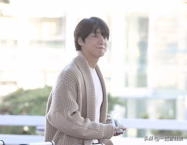尹施允機場照被指「發麵」出演家庭劇咖位下降？曾與朴信惠傳緋聞