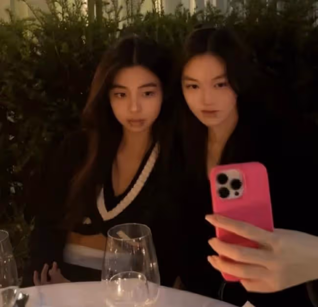 李嫣穿露臍裝打卡巴黎凱旋門，成王菲最美女兒