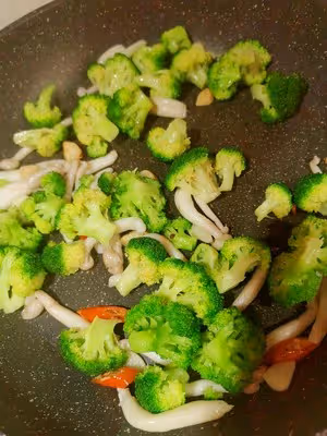 西蘭花炒白玉菇