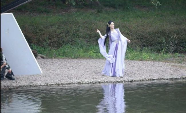 麗水仙都偶遇趙麗穎拍戲 一襲紫色長衫仙飄飄
