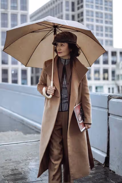 女人過了55歲，就要少穿小黑褲，學三木媽媽這樣穿，特氣質！
