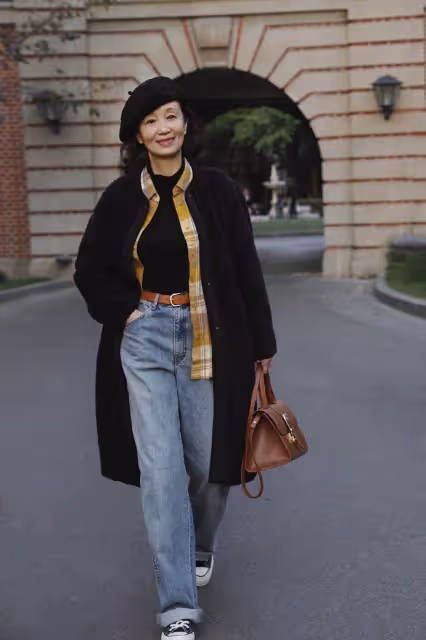 女人過了55歲，就要少穿小黑褲，學三木媽媽這樣穿，特氣質！