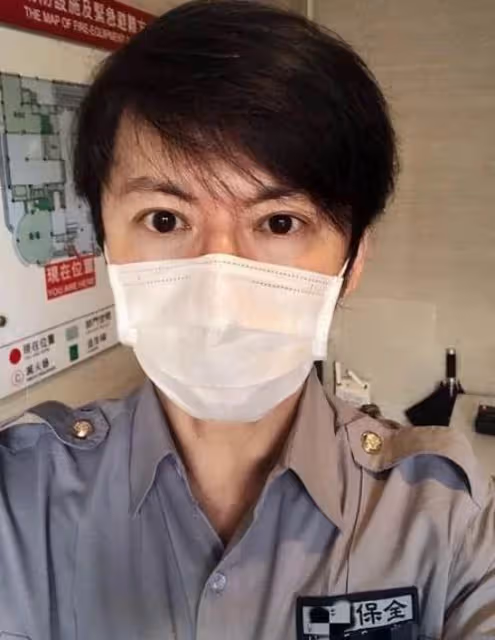 退出演藝圈！49歲男星「轉行當保全」每天上崗12小時，路邊掃菸頭「皮鞋裂開補好再穿」：職業沒有高低之分