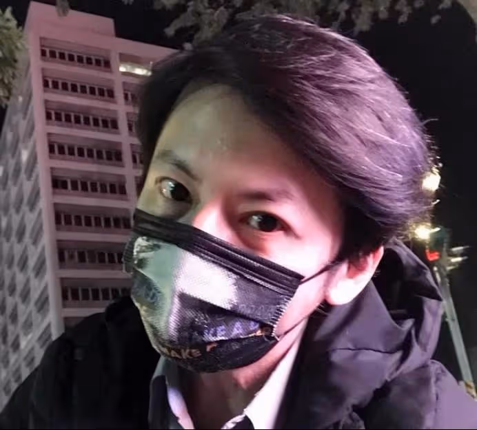 退出演藝圈！49歲男星「轉行當保全」每天上崗12小時，路邊掃菸頭「皮鞋裂開補好再穿」：職業沒有高低之分
