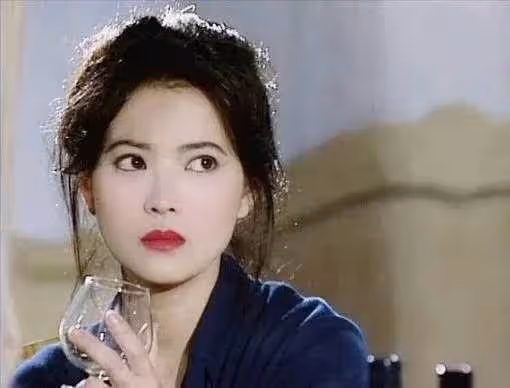 藍潔瑛離世4年，墓地擺滿鮮花可樂，全靠一群人定期清掃，對他們而言：藍姐彷彿沒離開過.
