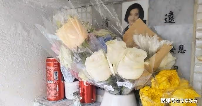 藍潔瑛離世4年，墓地擺滿鮮花可樂，全靠一群人定期清掃，對他們而言：藍姐彷彿沒離開過.