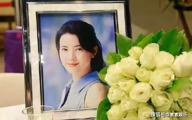 藍潔瑛離世4年，墓地擺滿鮮花可樂，全靠一群人定期清掃，對他們而言：藍姐彷彿沒離開過.