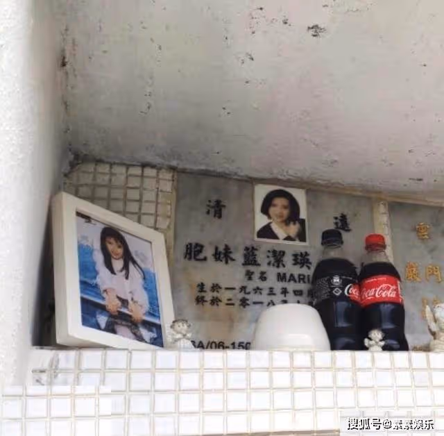藍潔瑛離世4年，墓地擺滿鮮花可樂，全靠一群人定期清掃，對他們而言：藍姐彷彿沒離開過.
