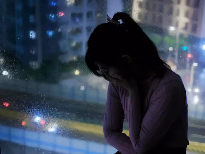 大姊49歲仍單身， 獨自照顧病母弟妹只出錢當沒事，她怒喊不公平有家庭就免扛責任嗎