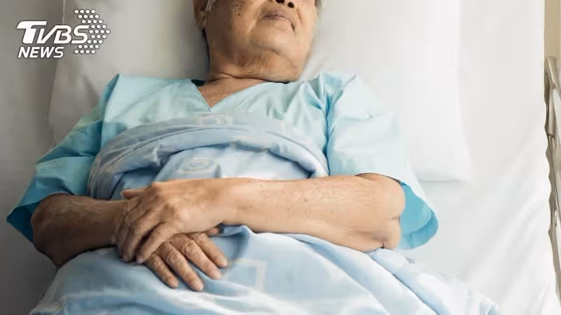 大姊49歲仍單身， 獨自照顧病母弟妹只出錢當沒事，她怒喊不公平有家庭就免扛責任嗎