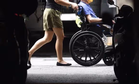 大姊49歲仍單身， 獨自照顧病母弟妹只出錢當沒事，她怒喊不公平有家庭就免扛責任嗎