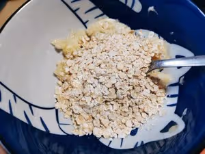 ［空氣炸鍋］香蕉牛奶烤燕麥（也可叫香蕉蛋糕，減脂期可吃的治癒系甜品）