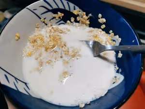 ［空氣炸鍋］香蕉牛奶烤燕麥（也可叫香蕉蛋糕，減脂期可吃的治癒系甜品）