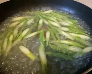 一道大人小孩都喜歡的菜——蘆筍蝦仁炒百合