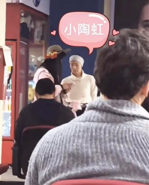 徐崢一家現身國外機場 被求合影不成遭辱罵