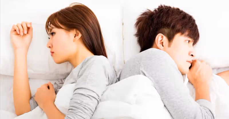 不顧丈夫臉面，冒雨去送前任出國，回家看到滿屋親朋等她簽字離婚