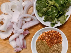 用洋蔥也叫蔥爆的-孜然羊肉