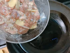 用洋蔥也叫蔥爆的-孜然羊肉