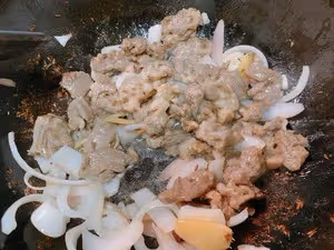 用洋蔥也叫蔥爆的-孜然羊肉
