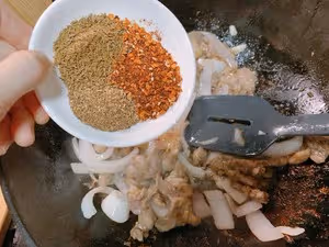 用洋蔥也叫蔥爆的-孜然羊肉