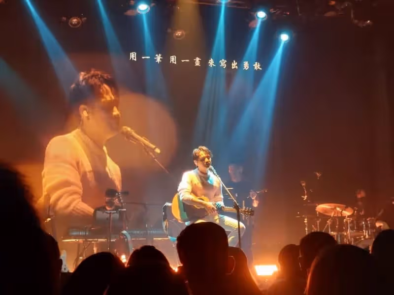 哥哥癌逝！金曲歌王「出道25年激動圓夢」淚謝天上兄　難忘「總是偷塞錢給他」遺言惹哭網友