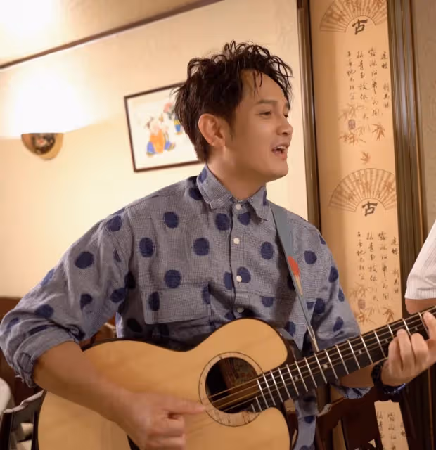 哥哥癌逝！金曲歌王「出道25年激動圓夢」淚謝天上兄　難忘「總是偷塞錢給他」遺言惹哭網友