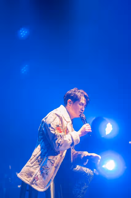 哥哥癌逝！金曲歌王「出道25年激動圓夢」淚謝天上兄　難忘「總是偷塞錢給他」遺言惹哭網友