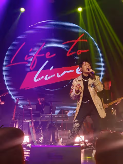 哥哥癌逝！金曲歌王「出道25年激動圓夢」淚謝天上兄　難忘「總是偷塞錢給他」遺言惹哭網友