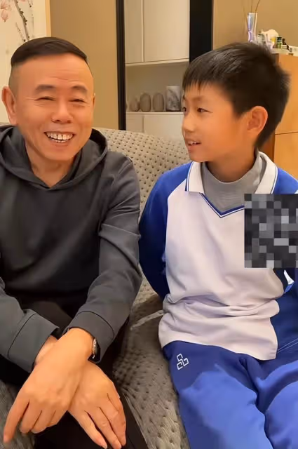 潘長江小外孫太好看了，五官清秀性格乖巧，幸好沒繼承外公模樣！