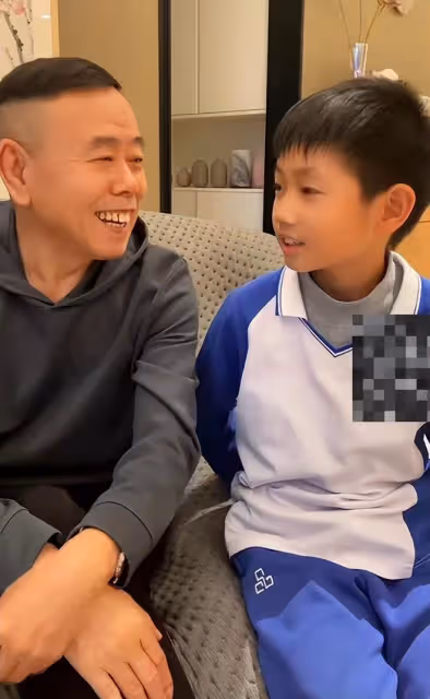 潘長江小外孫太好看了，五官清秀性格乖巧，幸好沒繼承外公模樣！