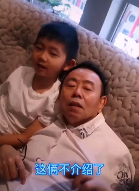 潘長江小外孫太好看了，五官清秀性格乖巧，幸好沒繼承外公模樣！